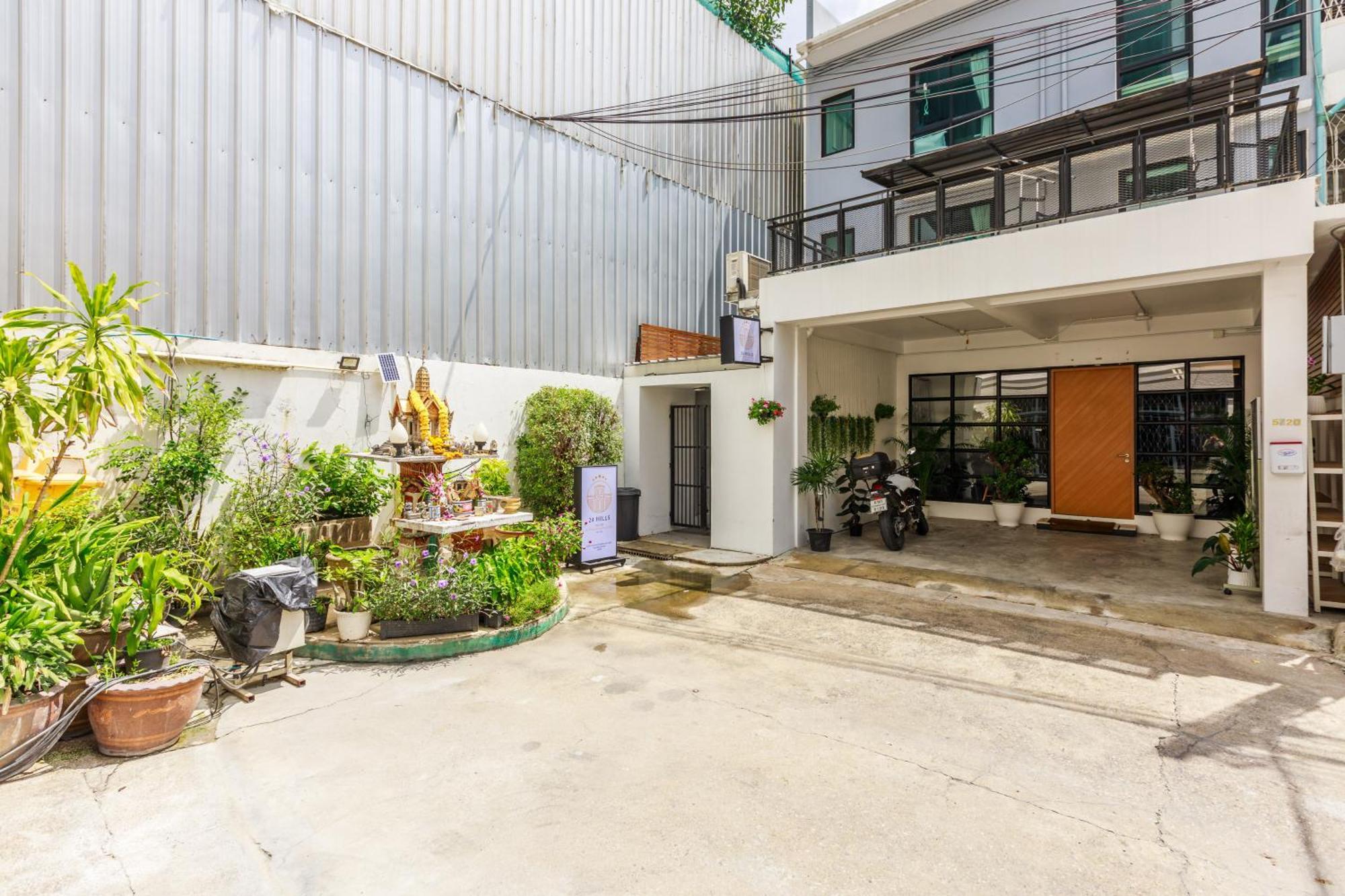24 Hills Hotel Bangkok Bagian luar foto